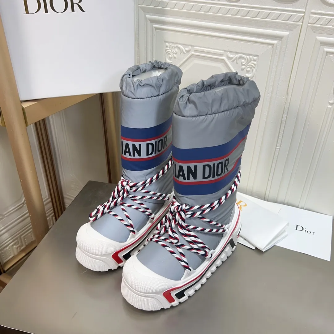 Men's shoes p600! The highest version on the market, Dior Dior's king style snow boots, ski boots, fat and cute, so cute →_→ from the DiorAlps limited series, unique. Shiny nylon Oblique print upper with criss-cross straps for an ideal fit. The technical fabric of the boot shaft, short-cut version, can be worn in the city or in the mountains. It makes the calf slimmer and taller, warm and concave. The boot shaft and sole are made of original waterproof padded lining. The embroidered fabric is original star ⭐ rubber non-slip thick sole and multi-module combination outsole. The size is 35-40. 41Customized